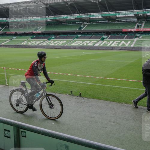 05.10.2025 - 20. swb-Marathon Bremen Michael Burmester http://msf.ph/oto/9263709 05.10.2025 11:52:56 Laufen im Stadion  meine-sportfotos.de