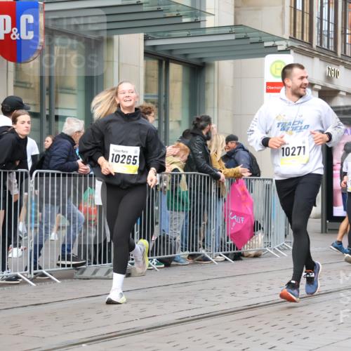 05.10.2025 - 20. swb-Marathon Bremen Strokosch-Dieckow http://msf.ph/oto/9263714 05.10.2025 11:03:36 Ziel 7123, 7788, 9241, 9275, 9315, 9379, 9398, 9571, 10106, 10205, 10238, 10265, 10271, 10551, 10603, 10604, 11039, 11183, 11272, 11306, 11609, 11611, 7123, 7788, 9241, 9275, 9315, 9379, 9398, 9571, 10106, 10205, 10238, 10265, 10271, 10551, 10603, 10604, 11039, 11183, 11272, 11306, 11609, 11611 meine-sportfotos.de