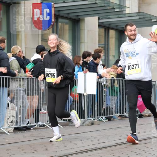 05.10.2025 - 20. swb-Marathon Bremen Strokosch-Dieckow http://msf.ph/oto/9263725 05.10.2025 11:03:37 Ziel 7123, 7788, 7789, 9241, 9275, 9379, 9398, 9571, 10106, 10205, 10238, 10265, 10271, 10551, 10603, 10604, 11039, 11183, 11272, 11306, 11609, 11611, 7123, 7788, 7789, 9241, 9275, 9379, 9398, 9571, 10106, 10205, 10238, 10265, 10271, 10551, 10603, 10604, 11039, 11183, 11272, 11306, 11609, 11611 meine-sportfotos.de