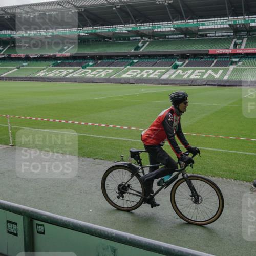 05.10.2025 - 20. swb-Marathon Bremen Michael Burmester http://msf.ph/oto/9263732 05.10.2025 11:52:57 Laufen im Stadion  meine-sportfotos.de