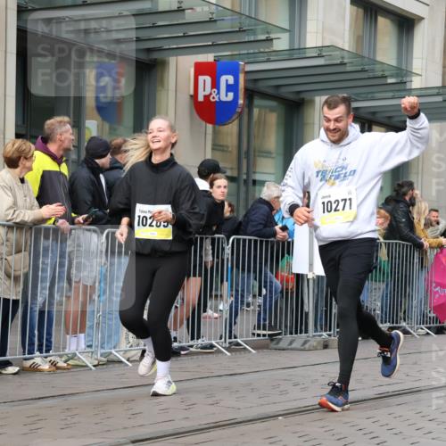 05.10.2025 - 20. swb-Marathon Bremen Strokosch-Dieckow http://msf.ph/oto/9263738 05.10.2025 11:03:37 Ziel 7123, 7788, 7789, 9241, 9275, 9379, 9398, 9571, 10106, 10205, 10238, 10265, 10271, 10551, 10603, 10604, 11039, 11183, 11272, 11306, 11609, 11611, 7123, 7788, 7789, 9241, 9275, 9379, 9398, 9571, 10106, 10205, 10238, 10265, 10271, 10551, 10603, 10604, 11039, 11183, 11272, 11306, 11609, 11611 meine-sportfotos.de
