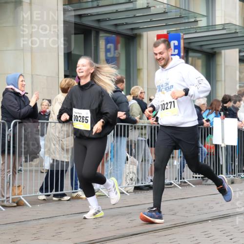 05.10.2025 - 20. swb-Marathon Bremen Strokosch-Dieckow http://msf.ph/oto/9263746 05.10.2025 11:03:37 Ziel 7123, 7788, 7789, 9241, 9275, 9379, 9398, 9571, 10106, 10205, 10238, 10265, 10271, 10551, 10603, 10604, 11039, 11183, 11272, 11306, 11609, 11611, 7123, 7788, 7789, 9241, 9275, 9379, 9398, 9571, 10106, 10205, 10238, 10265, 10271, 10551, 10603, 10604, 11039, 11183, 11272, 11306, 11609, 11611 meine-sportfotos.de