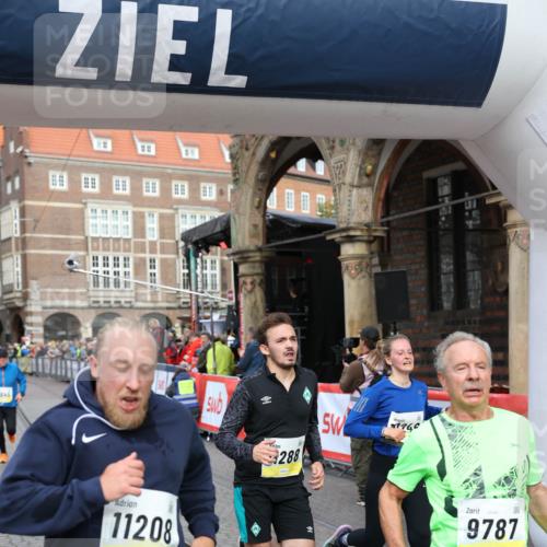 05.10.2025 - 20. swb-Marathon Bremen Yannick Fuchs http://msf.ph/oto/9263836 05.10.2025 10:50:14 Ziel 9485, 9645, 9676, 9787, 9803, 10246, 10868, 11104, 11208, 11288, 11295, 11621 meine-sportfotos.de