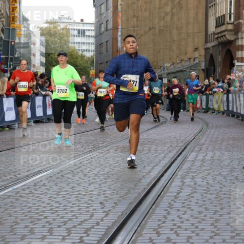 05.10.2025 - 20. swb-Marathon Bremen Strokosch-Dieckow http://msf.ph/oto/9263843 05.10.2025 11:07:11 Ziel 9217, 9265, 9491, 9702, 9757, 9877, 9890, 10193, 10371, 10632, 10902, 10991, 11477 meine-sportfotos.de