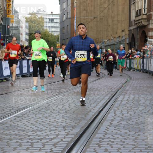 05.10.2025 - 20. swb-Marathon Bremen Strokosch-Dieckow http://msf.ph/oto/9263876 05.10.2025 11:07:11 Ziel 9217, 9265, 9491, 9702, 9757, 9877, 9890, 10193, 10371, 10632, 10902, 10991, 11477 meine-sportfotos.de