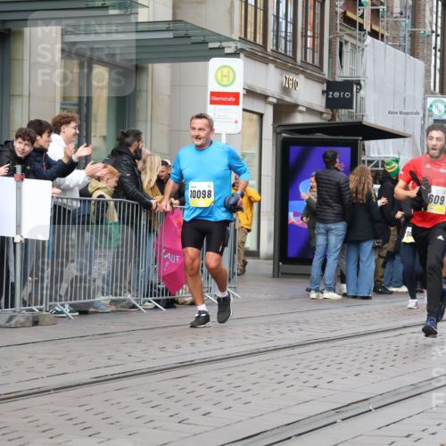05.10.2025 - 20. swb-Marathon Bremen Strokosch-Dieckow http://msf.ph/oto/9263896 05.10.2025 11:03:46 Ziel 7123, 7789, 9241, 9275, 9379, 9398, 9448, 9571, 10098, 10106, 10205, 10265, 10271, 10551, 10853, 11001, 11077, 11102, 11183, 11609, 11611, 11685, 7123, 7789, 9241, 9275, 9379, 9398, 9448, 9571, 10098, 10106, 10205, 10265, 10271, 10551, 10853, 11001, 11077, 11102, 11183, 11609, 11611, 11685 meine-sportfotos.de