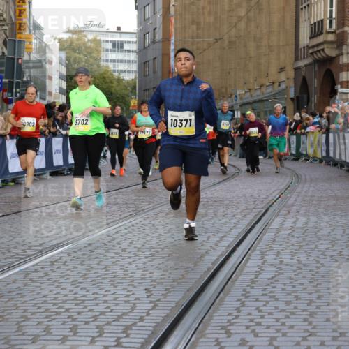 05.10.2025 - 20. swb-Marathon Bremen Strokosch-Dieckow http://msf.ph/oto/9263902 05.10.2025 11:07:11 Ziel 9217, 9265, 9491, 9702, 9757, 9877, 9890, 10193, 10371, 10632, 10902, 10991, 11477 meine-sportfotos.de