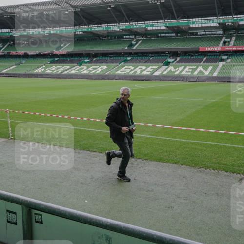 05.10.2025 - 20. swb-Marathon Bremen Michael Burmester http://msf.ph/oto/9263914 05.10.2025 11:53:54 Laufen im Stadion 408 meine-sportfotos.de