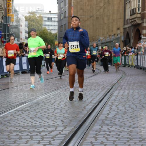 05.10.2025 - 20. swb-Marathon Bremen Strokosch-Dieckow http://msf.ph/oto/9263920 05.10.2025 11:07:11 Ziel 9217, 9265, 9491, 9702, 9757, 9877, 9890, 10193, 10371, 10632, 10902, 10991, 11477 meine-sportfotos.de