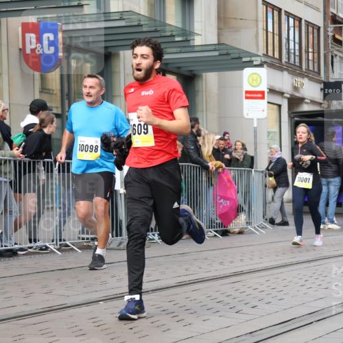 05.10.2025 - 20. swb-Marathon Bremen Strokosch-Dieckow http://msf.ph/oto/9263929 05.10.2025 11:03:48 Ziel 7123, 7789, 9275, 9398, 9448, 9537, 10098, 10205, 10265, 10271, 10551, 10853, 11001, 11077, 11102, 11183, 11609, 11611, 11685, 7123, 7789, 9275, 9398, 9448, 9537, 10098, 10205, 10265, 10271, 10551, 10853, 11001, 11077, 11102, 11183, 11609, 11611, 11685 meine-sportfotos.de