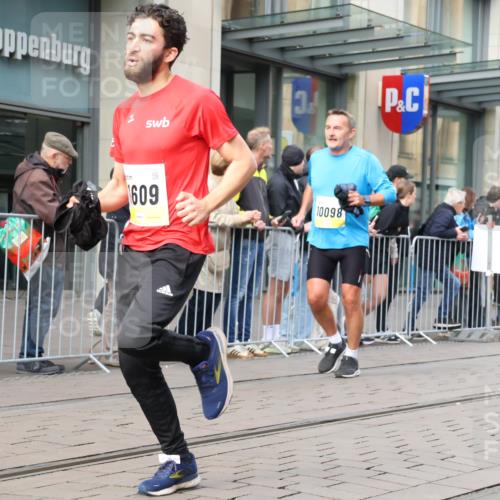 05.10.2025 - 20. swb-Marathon Bremen Strokosch-Dieckow http://msf.ph/oto/9263951 05.10.2025 11:03:48 Ziel 7123, 7789, 9275, 9398, 9448, 9537, 10098, 10205, 10265, 10271, 10551, 10853, 11001, 11077, 11102, 11183, 11609, 11611, 11685, 7123, 7789, 9275, 9398, 9448, 9537, 10098, 10205, 10265, 10271, 10551, 10853, 11001, 11077, 11102, 11183, 11609, 11611, 11685 meine-sportfotos.de