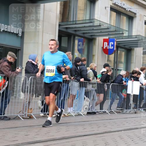 05.10.2025 - 20. swb-Marathon Bremen Strokosch-Dieckow http://msf.ph/oto/9263960 05.10.2025 11:03:49 Ziel 7123, 7789, 9275, 9398, 9448, 9537, 9684, 10098, 10205, 10265, 10271, 10551, 10853, 11001, 11077, 11102, 11183, 11200, 11609, 11611, 11685, 7123, 7789, 9275, 9398, 9448, 9537, 9684, 10098, 10205, 10265, 10271, 10551, 10853, 11001, 11077, 11102, 11183, 11200, 11609, 11611, 11685 meine-sportfotos.de