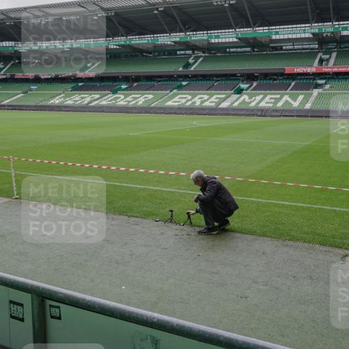 05.10.2025 - 20. swb-Marathon Bremen Michael Burmester http://msf.ph/oto/9263975 05.10.2025 11:54:22 Laufen im Stadion  meine-sportfotos.de