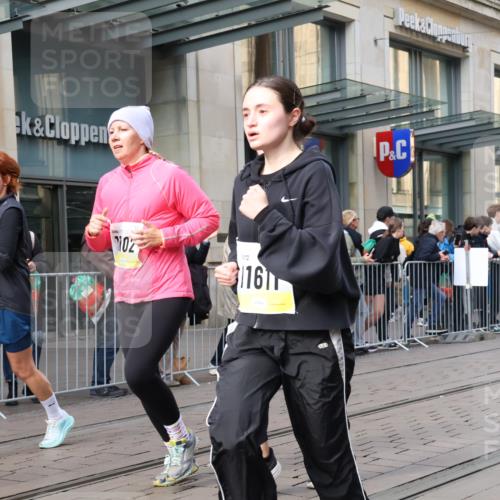 05.10.2025 - 20. swb-Marathon Bremen Strokosch-Dieckow http://msf.ph/oto/9264050 05.10.2025 11:03:53 Ziel 7123, 7789, 9275, 9398, 9448, 9537, 9684, 10098, 10205, 10551, 10678, 10853, 11001, 11077, 11102, 11200, 11611, 11685, 7123, 7789, 9275, 9398, 9448, 9537, 9684, 10098, 10205, 10551, 10678, 10853, 11001, 11077, 11102, 11200, 11611, 11685 meine-sportfotos.de