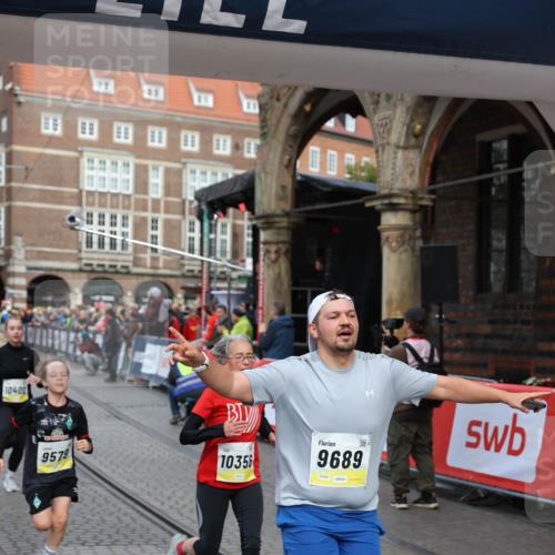 05.10.2025 - 20. swb-Marathon Bremen Yannick Fuchs http://msf.ph/oto/9264052 05.10.2025 10:50:20 Ziel 9485, 9579, 9645, 9689, 9787, 10022, 10246, 10356, 10400, 11104, 11208, 11288, 11295 meine-sportfotos.de