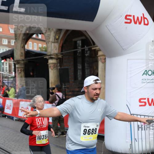 05.10.2025 - 20. swb-Marathon Bremen Yannick Fuchs http://msf.ph/oto/9264071 05.10.2025 10:50:20 Ziel 9485, 9579, 9645, 9689, 9787, 10022, 10246, 10356, 10400, 11104, 11208, 11288, 11295 meine-sportfotos.de
