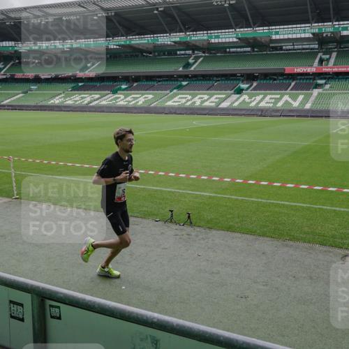 05.10.2025 - 20. swb-Marathon Bremen Michael Burmester http://msf.ph/oto/9264074 05.10.2025 11:54:50 Laufen im Stadion 15 meine-sportfotos.de