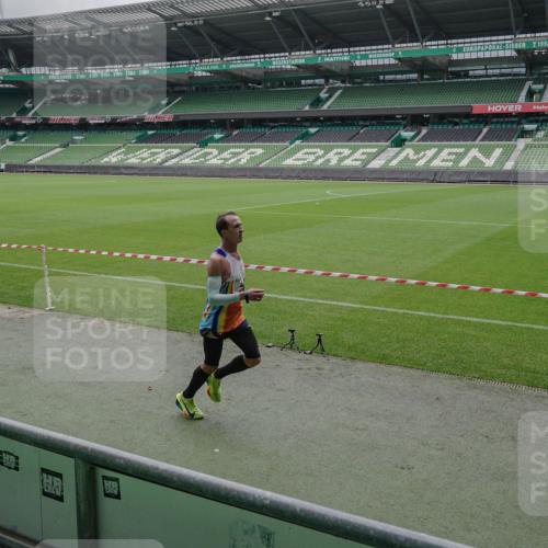 05.10.2025 - 20. swb-Marathon Bremen Michael Burmester http://msf.ph/oto/9264091 05.10.2025 11:56:02 Laufen im Stadion 49 meine-sportfotos.de