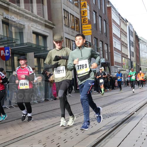 05.10.2025 - 20. swb-Marathon Bremen Strokosch-Dieckow http://msf.ph/oto/9264103 05.10.2025 11:03:59 Ziel 7789, 8111, 9275, 9448, 9537, 9610, 9684, 10098, 10278, 10439, 10483, 10678, 10853, 11001, 11044, 11077, 11102, 11200, 11611, 11685, 7789, 8111, 9275, 9448, 9537, 9610, 9684, 10098, 10278, 10439, 10483, 10678, 10853, 11001, 11044, 11077, 11102, 11200, 11611, 11685 meine-sportfotos.de