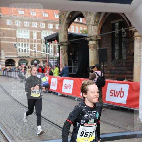 05.10.2025 - 20. swb-Marathon Bremen Yannick Fuchs http://msf.ph/oto/9264120 05.10.2025 10:50:21 Ziel 9579, 9645, 9689, 10022, 10246, 10356, 10400, 10443, 11104 meine-sportfotos.de