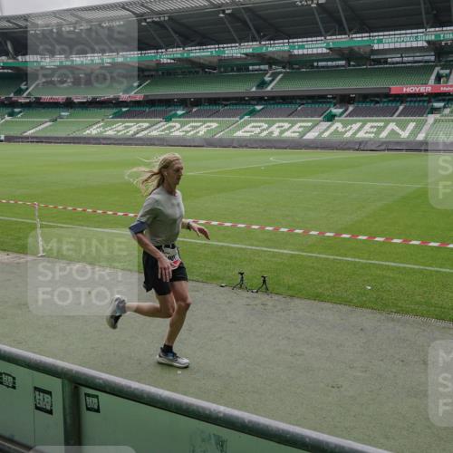 05.10.2025 - 20. swb-Marathon Bremen Michael Burmester http://msf.ph/oto/9264128 05.10.2025 11:57:52 Laufen im Stadion 1301 meine-sportfotos.de
