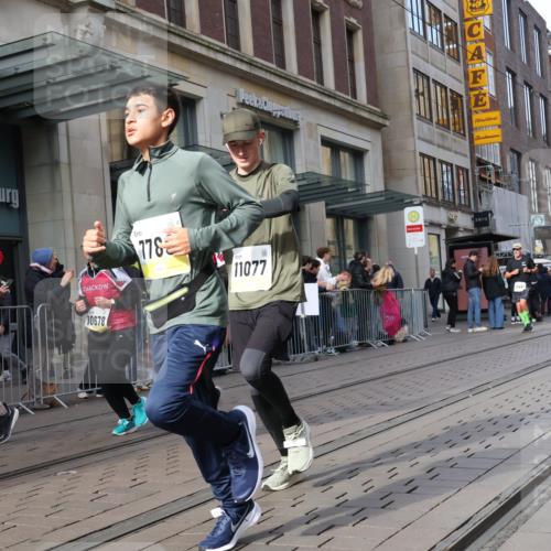 05.10.2025 - 20. swb-Marathon Bremen Strokosch-Dieckow http://msf.ph/oto/9264129 05.10.2025 11:03:59 Ziel 7789, 8111, 9275, 9448, 9537, 9610, 9684, 10098, 10278, 10439, 10483, 10678, 10853, 11001, 11044, 11077, 11102, 11200, 11611, 11685, 7789, 8111, 9275, 9448, 9537, 9610, 9684, 10098, 10278, 10439, 10483, 10678, 10853, 11001, 11044, 11077, 11102, 11200, 11611, 11685 meine-sportfotos.de