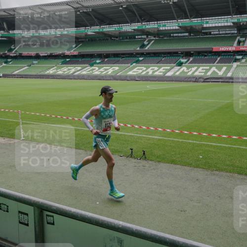 05.10.2025 - 20. swb-Marathon Bremen Michael Burmester http://msf.ph/oto/9264150 05.10.2025 11:58:12 Laufen im Stadion 1122, 1301 meine-sportfotos.de