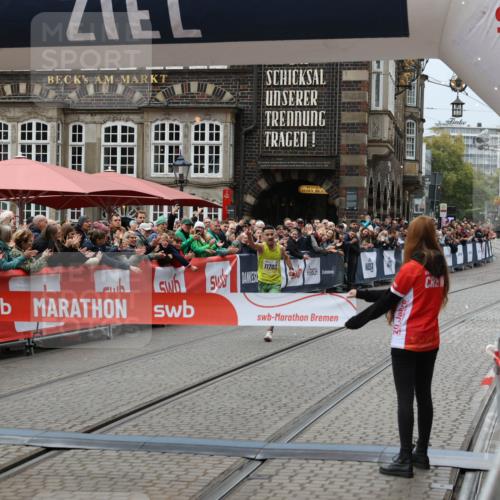 05.10.2025 - 20. swb-Marathon Bremen Yannick Fuchs http://msf.ph/oto/9264166 05.10.2025 12:04:41 Ziel 11703 meine-sportfotos.de