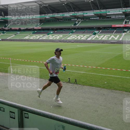 05.10.2025 - 20. swb-Marathon Bremen Michael Burmester http://msf.ph/oto/9264176 05.10.2025 11:58:53 Laufen im Stadion 212, 1122, 1301 meine-sportfotos.de