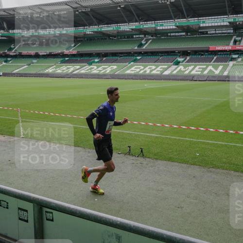 05.10.2025 - 20. swb-Marathon Bremen Michael Burmester http://msf.ph/oto/9264199 05.10.2025 11:59:28 Laufen im Stadion 212, 1779 meine-sportfotos.de
