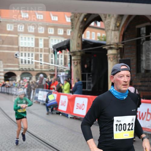 05.10.2025 - 20. swb-Marathon Bremen Yannick Fuchs http://msf.ph/oto/9264223 05.10.2025 10:50:24 Ziel 9579, 9645, 9689, 10022, 10356, 10400, 10443 meine-sportfotos.de