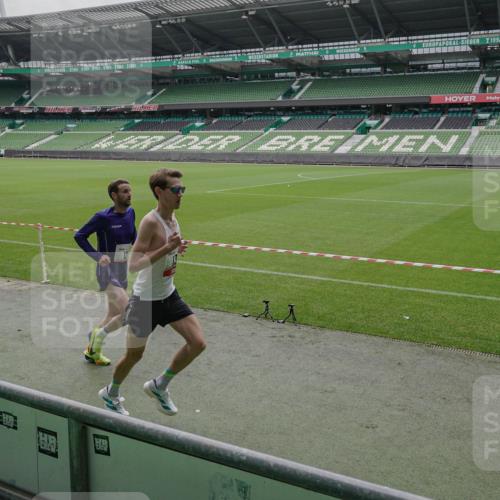 05.10.2025 - 20. swb-Marathon Bremen Michael Burmester http://msf.ph/oto/9264224 05.10.2025 11:59:55 Laufen im Stadion 12, 13, 1779, 212 meine-sportfotos.de