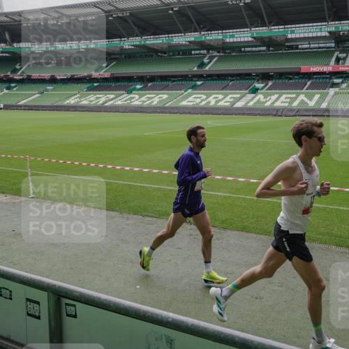05.10.2025 - 20. swb-Marathon Bremen Michael Burmester http://msf.ph/oto/9264242 05.10.2025 11:59:55 Laufen im Stadion 12, 13, 1779, 212 meine-sportfotos.de