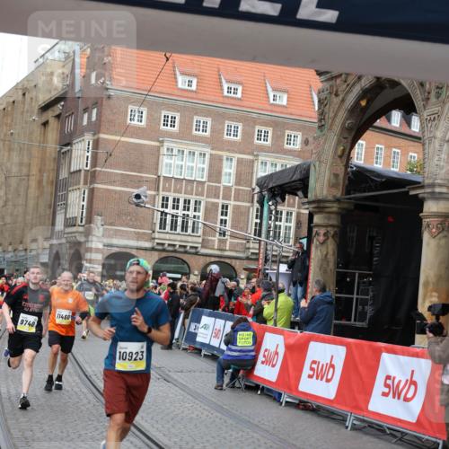 05.10.2025 - 20. swb-Marathon Bremen Yannick Fuchs http://msf.ph/oto/9264281 05.10.2025 10:50:27 Ziel 8866, 9579, 9740, 10022, 10356, 10400, 10443, 10923, 11022, 11460 meine-sportfotos.de