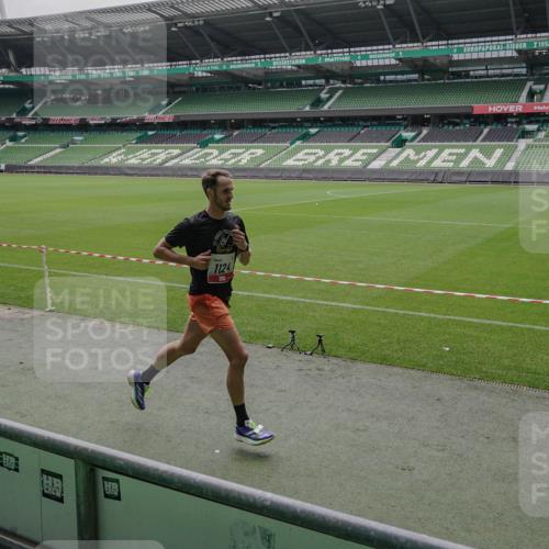 05.10.2025 - 20. swb-Marathon Bremen Michael Burmester http://msf.ph/oto/9264291 05.10.2025 12:01:34 Laufen im Stadion 404, 1124 meine-sportfotos.de