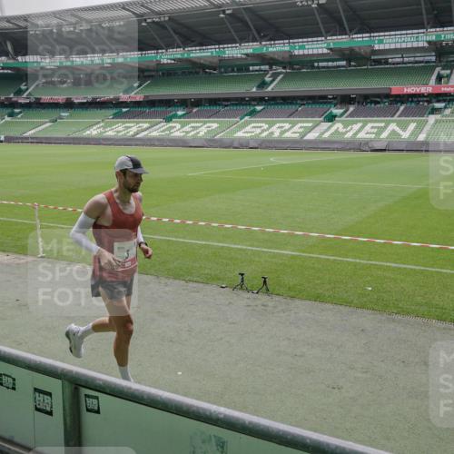 05.10.2025 - 20. swb-Marathon Bremen Michael Burmester http://msf.ph/oto/9264314 05.10.2025 12:02:05 Laufen im Stadion 3, 1124, 404 meine-sportfotos.de