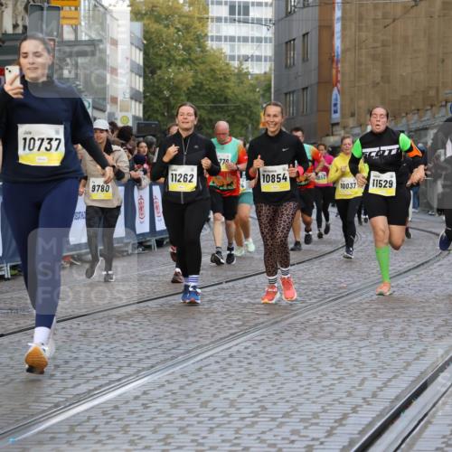05.10.2025 - 20. swb-Marathon Bremen Strokosch-Dieckow http://msf.ph/oto/9264346 05.10.2025 11:07:25 Ziel 7779, 9483, 9780, 10037, 10160, 10223, 10286, 10330, 10332, 10582, 10737, 10776, 10854, 11122, 11159, 11262, 11384, 11529, 11584 meine-sportfotos.de