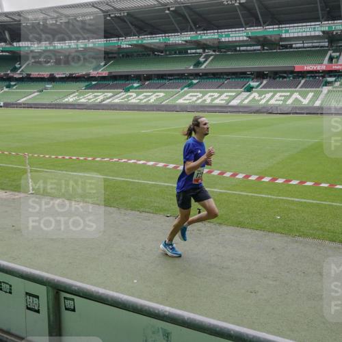 05.10.2025 - 20. swb-Marathon Bremen Michael Burmester http://msf.ph/oto/9264353 05.10.2025 12:02:42 Laufen im Stadion 3, 1739, 1124 meine-sportfotos.de