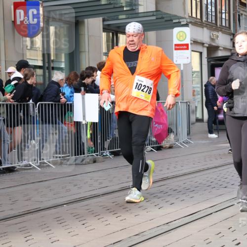 05.10.2025 - 20. swb-Marathon Bremen Strokosch-Dieckow http://msf.ph/oto/9264355 05.10.2025 11:04:09 Ziel 8111, 9394, 9448, 9537, 9610, 9623, 9684, 9750, 9771, 9915, 10278, 10439, 10483, 10485, 10531, 10532, 10674, 10678, 10869, 10956, 11044, 11196, 11200, 11542, 11704, 8111, 9394, 9448, 9537, 9610, 9623, 9684, 9750, 9771, 9915, 10278, 10439, 10483, 10485, 10531, 10532, 10674, 10678, 10869, 10956, 11044, 11196, 11200, 11542 meine-sportfotos.de