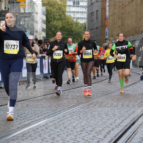 05.10.2025 - 20. swb-Marathon Bremen Strokosch-Dieckow http://msf.ph/oto/9264372 05.10.2025 11:07:25 Ziel 7779, 9483, 9780, 10037, 10160, 10223, 10286, 10330, 10332, 10582, 10737, 10776, 10854, 11122, 11159, 11262, 11384, 11529, 11584 meine-sportfotos.de