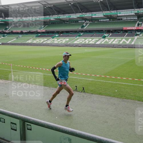 05.10.2025 - 20. swb-Marathon Bremen Michael Burmester http://msf.ph/oto/9264373 05.10.2025 12:03:43 Laufen im Stadion 2037, 2049, 1739 meine-sportfotos.de