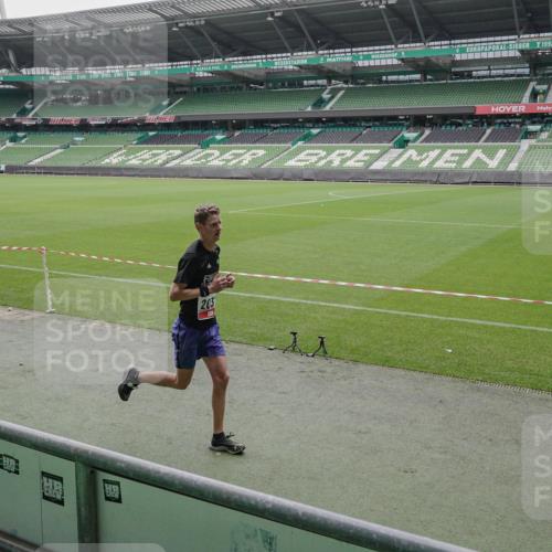 05.10.2025 - 20. swb-Marathon Bremen Michael Burmester http://msf.ph/oto/9264384 05.10.2025 12:03:50 Laufen im Stadion 2037, 2049, 1739 meine-sportfotos.de