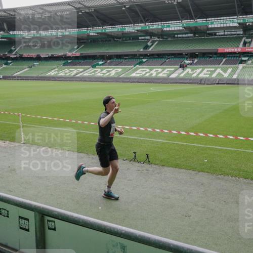 05.10.2025 - 20. swb-Marathon Bremen Michael Burmester http://msf.ph/oto/9264400 05.10.2025 12:05:42 Laufen im Stadion 680 meine-sportfotos.de