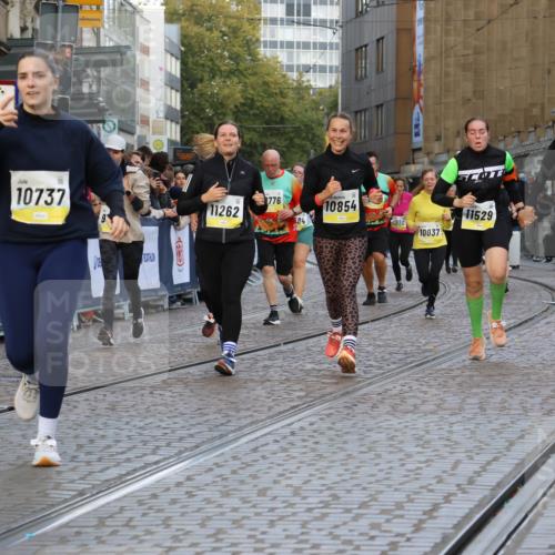 05.10.2025 - 20. swb-Marathon Bremen Strokosch-Dieckow http://msf.ph/oto/9264405 05.10.2025 11:07:25 Ziel 7779, 9483, 9780, 10037, 10160, 10223, 10286, 10330, 10332, 10582, 10737, 10776, 10854, 11122, 11159, 11262, 11384, 11529, 11584 meine-sportfotos.de