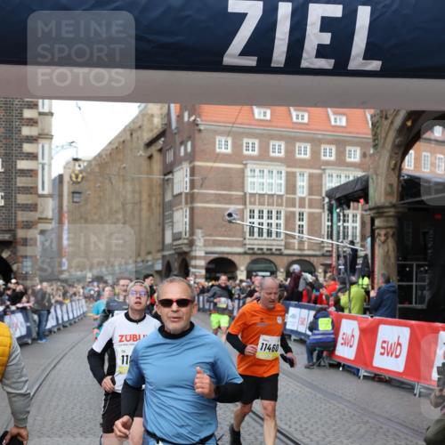 05.10.2025 - 20. swb-Marathon Bremen Yannick Fuchs http://msf.ph/oto/9264406 05.10.2025 10:50:30 Ziel 8866, 9740, 10443, 10537, 10923, 11022, 11254, 11298, 11460, 11531, 11740 meine-sportfotos.de