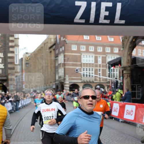 05.10.2025 - 20. swb-Marathon Bremen Yannick Fuchs http://msf.ph/oto/9264424 05.10.2025 10:50:30 Ziel 8866, 9740, 10443, 10537, 10923, 11022, 11254, 11298, 11460, 11531, 11740 meine-sportfotos.de