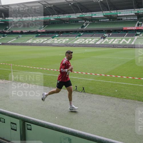 05.10.2025 - 20. swb-Marathon Bremen Michael Burmester http://msf.ph/oto/9264426 05.10.2025 12:05:54 Laufen im Stadion 282, 680, 1233 meine-sportfotos.de