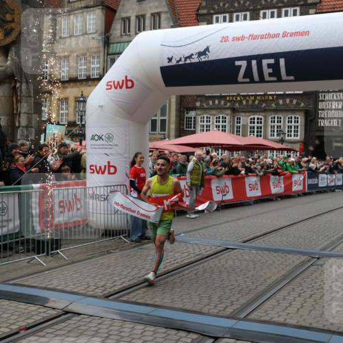 05.10.2025 - 20. swb-Marathon Bremen Yannick Fuchs http://msf.ph/oto/9264434 05.10.2025 12:04:43 Ziel 11703 meine-sportfotos.de