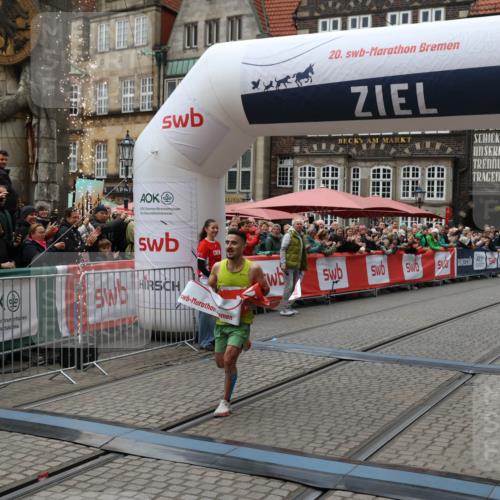 05.10.2025 - 20. swb-Marathon Bremen Yannick Fuchs http://msf.ph/oto/9264443 05.10.2025 12:04:43 Ziel 11703 meine-sportfotos.de