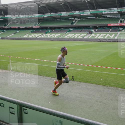 05.10.2025 - 20. swb-Marathon Bremen Michael Burmester http://msf.ph/oto/9264450 05.10.2025 12:06:02 Laufen im Stadion 282, 680, 1233 meine-sportfotos.de